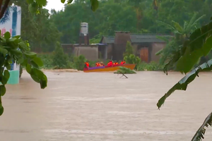 Hàng trăm cán bộ chiến sỹ Công an, Quân đội được huy động giúp đỡ người dân di dời tài sản