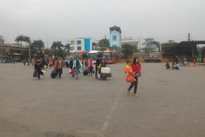 Bến xe phía Nam Hà Nội vắng vẻ lạ thường chiều mùng 5 Tết