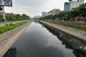 Sông Tô Lịch đổi màu đen kịt sau những ngày trong xanh