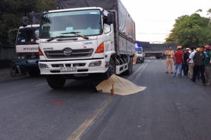 Bình Dương: Một nữ công nhân bị xe tải cán tử vong, thi thể mắc kẹt dưới bánh xe