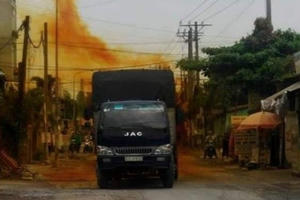 Bình Dương: Xe chở axit rò rỉ, công an phong tỏa đường xử lý sự cố