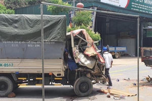Phú Thọ: Lao vào xe tải đang đỗ, 3 người thương vong