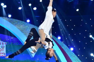 Cô bé 10 tuổi đa tài Hoàng Vân đoạt quán quân Tiếu Lâm Tứ Trụ Nhí