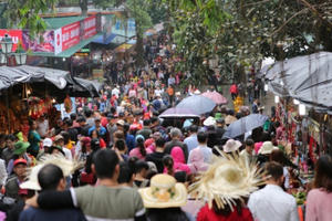 Ngày đầu khai hội Chùa Hương: Hàng vạn người nhích từng bước trong mưa xuân
