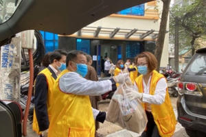 Hàng trăm hộ dân phố Trúc Bạch ấm lòng nhận nhu yếu phẩm từ HANCHE cùng chùa Kim Ngưu