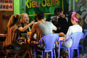 Ăn nhậu tràn lan trên vỉa hè ở Sài Gòn