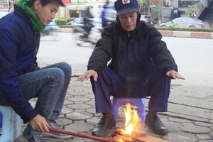 Hà Nội: Người dân "méo mặt" trong đợt "siêu rét"