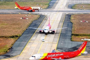 Nhiều chuyến bay bị hủy và chuyển hướng tại sân bay Cát Bi