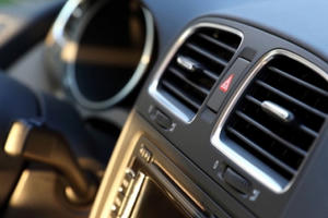 Điều hoà ô tô ngày nắng rát, cách dùng để không 'tàn phá' sức khoẻ và nhiên liệu