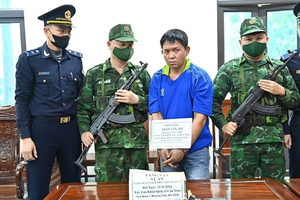 Bắt đối tượng mang súng quân dụng vận chuyển ma túy