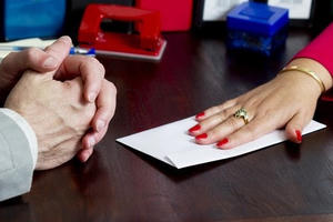 Chạy việc hàng trăm triệu: ‘Nhắm mắt đưa chân’ đổi lại cái gì?