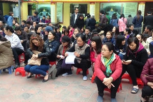 Người dân tấp nập kéo về các chùa ngày Tết Nguyên tiêu