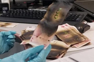 Sợ tiền dính virus corona, người phụ nữ cho hơn 10 triệu vào lò vi sóng khử trùng