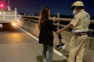 CSGT cứu cô gái định nhảy cầu tự tử ngày mùng 4 Tết CSGT cứu cô gái định nhảy cầu tự tử ngày mùng 4 Tết