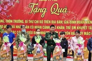 Trao 425 suất quà đến người dân khó khăn và gia đình chính sách tại Kon Tum