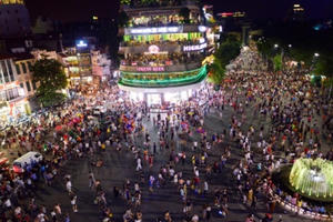 Noo Phước Thịnh, Mỹ Linh biểu diễn tại phố đi bộ kỷ niệm Quốc tế Phụ nữ 8/3