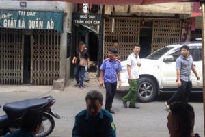 Hà Nội: Chồng bị thương, vợ chết bất thường trong nhà trọ