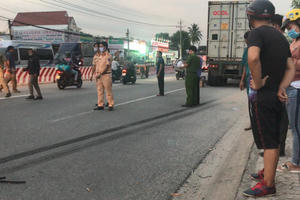 Bình Dương: Nam học sinh bị xe container cán tử vong trên đường đi học về