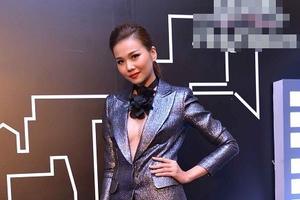 Thanh Hằng khoe vòng 1 gợi cảm với bộ đồ menwear cá tính