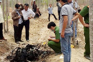 Thi thể chết cháy nghi là hung thủ sát hại bé trai tại chuồng bò