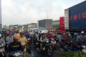 Tài xế container buồn ngủ, hàng trăm người “chịu trận” trên quốc lộ 1