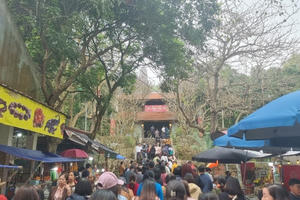 Chùa Phật Tích đón hàng ngàn lượt du khách vãn cảnh, lễ phật