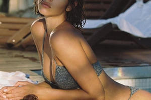 Georgia Fowler hở bạo khoe đường cong nuột nà