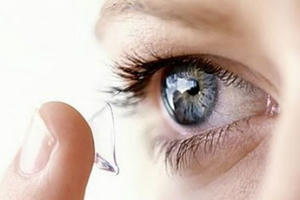 Loét giác mạc vì đeo kính áp tròng để làm đẹp