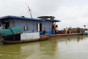 Chế tàu "khủng" khai thác cát trái phép trên sông Lam