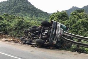 Lâm Đồng: Xe container lật ngược trên đèo Bảo Lộc, tài xế bị thương nặng