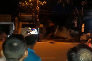 Clip: Kinh hoàng nhiều ngôi nhà kiên cố đổ sập trong đêm ở Hòa Bình