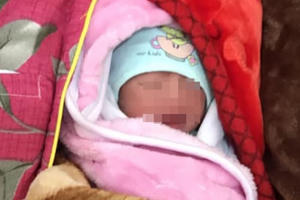 Phát hiện bé trai còn nguyên dây rốn bị bỏ lại giữa quán ăn giữa đêm lạnh giá