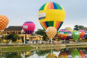 Rực rỡ sắc màu “Ngày hội khinh khí cầu” bên sông Hoài