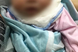 Tìm người thân của bé gái bị bỏ rơi trong đêm trước cửa nhà dân, không có đồ đạc, lời nhắn Tìm người thân của bé gái bị bỏ rơi trong đêm trước cửa nhà dân, không có đồ đạc, lời nhắn