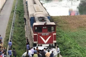 Tàu hỏa đâm ôtô nát bét, 2 người tử vong, 3 người nhập viện nguy kịch
