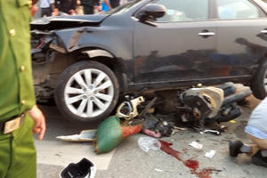 Ô tô gây tai nạn liên hoàn, nhiều người bị thương nằm la liệt trên đường