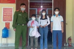 Con nhặt được ví có gần 20 triệu, bố đưa lên công an để tìm người trả lại