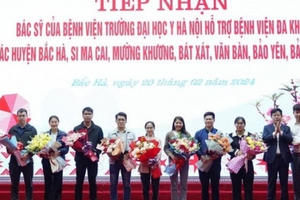 Bệnh viện Đại học Y Hà Nội cử 9 bác sĩ hỗ trợ tỉnh Lào Cai