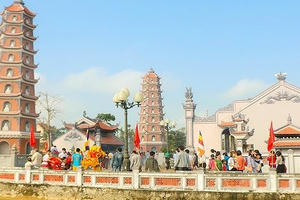 Ngôi chùa hơn 700 năm tuổi tấp nập du khách ngày đầu năm