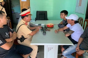 Bắt giữ nhóm đối tượng dùng súng hơi đe dọa khách