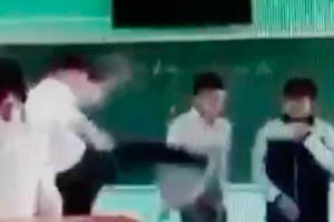 Video: Bức xúc với hành động của thầy giáo đá trực tiếp vào ngực học sinh ngay trên bục giảng