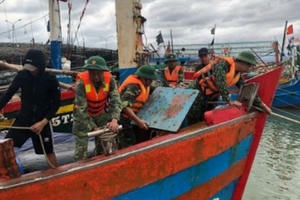 Bộ đội căng mình giúp dân ứng phó mưa bão