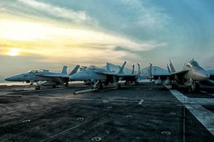 Ngắm dàn tiêm kích hiện đại trên tàu sân bay USS Carl Vinson