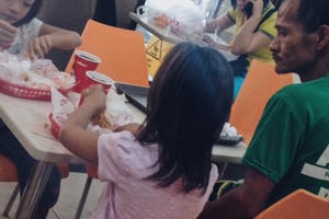 Câu chuyện cảm động sau bức ảnh bố nhịn đói nhìn con ăn gà rán