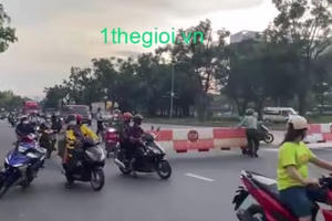 Video: Hai tên cướp điện thoại nhận cái kết "sấp mặt" khi bỏ chạy