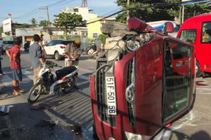 Ô tô nổ lốp trên đường, người đi xe máy bị "vạ lây" chết thảm