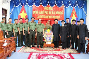 Công an tỉnh An Giang thăm, chúc mừng Đại hội Đại biểu Phật hội Tứ Ân Hiếu Nghĩa