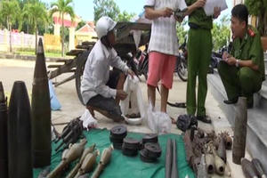 Quảng Nam: Một công dân giao nộp hàng chục vũ khí, vật liệu nổ