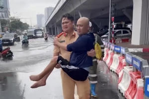 Cảnh sát giao thông giúp người dân đi điều trị bệnh trong mưa bão