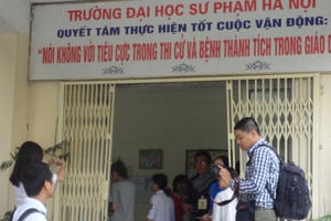 Thi THPT Quốc gia: Thí sinh "bất cẩn" mang theo ví vào phòng thi